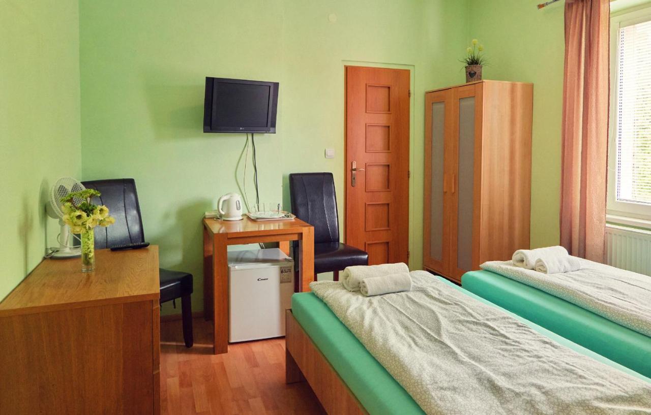 Penzion Fox Nemšová Buitenkant foto