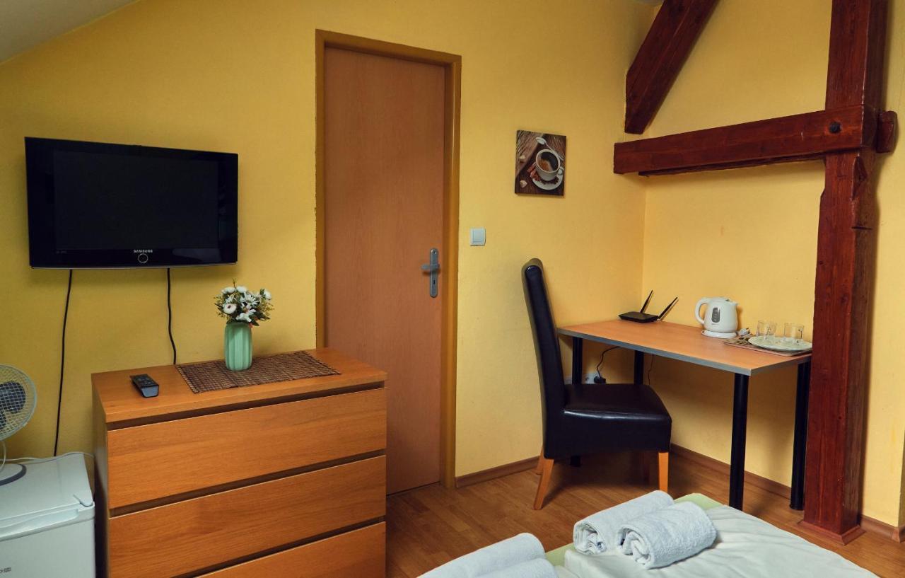 Penzion Fox Nemšová Buitenkant foto