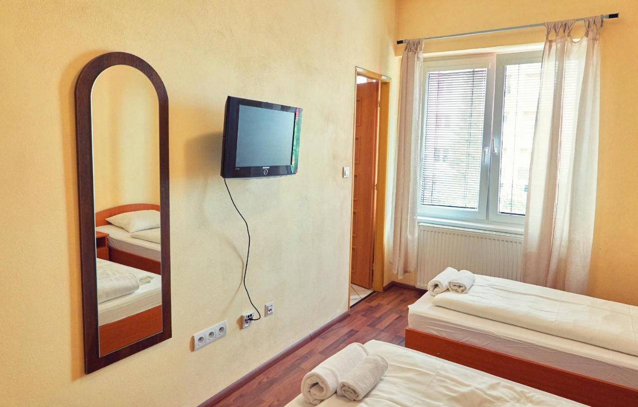 Penzion Fox Nemšová Buitenkant foto