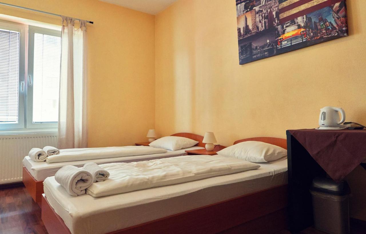 Penzion Fox Nemšová Buitenkant foto