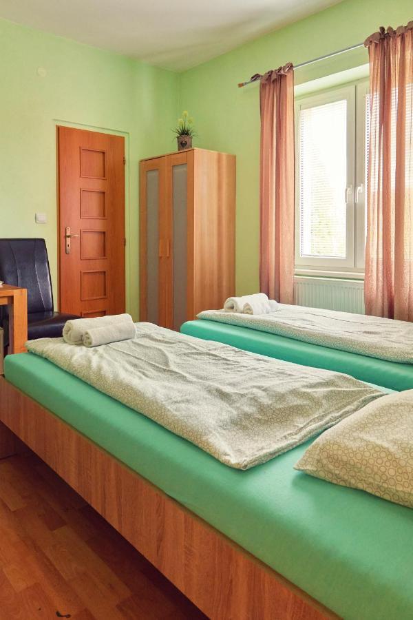 Penzion Fox Nemšová Buitenkant foto